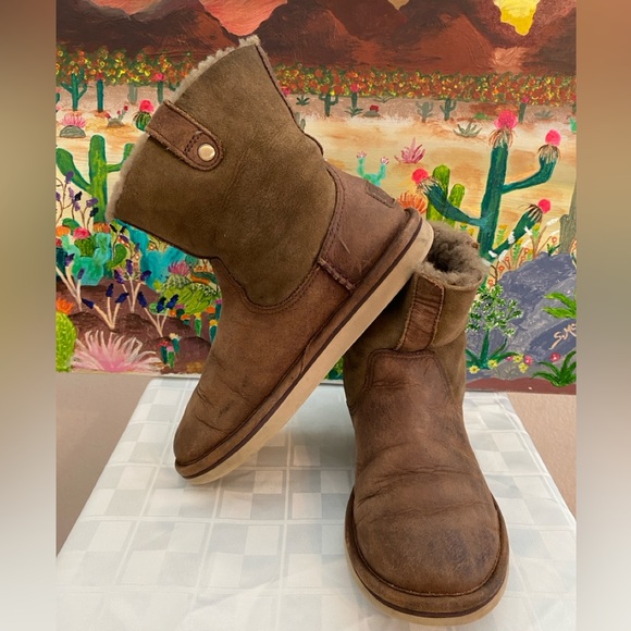 UGGS Women's Short Ankle Distressed Look Boots, Brown, 7-  7 1/2 - Picture 11 of 11